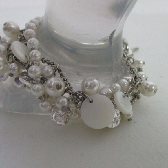 Ann Taylor LOFT Pearlized Delicate Charm white and silver Bracelet NWT 29.50 - Picture 4 of 6